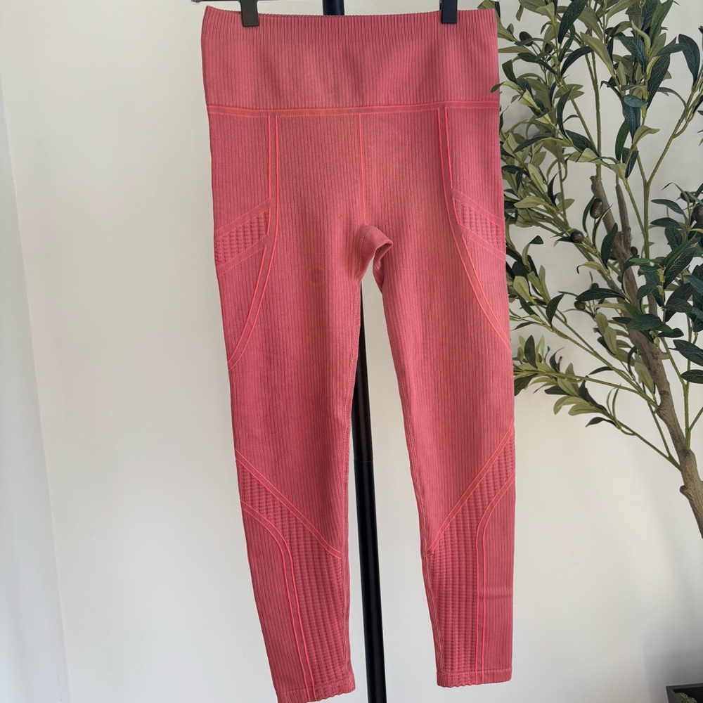 • [Fabletics] Ribbed Leggings •